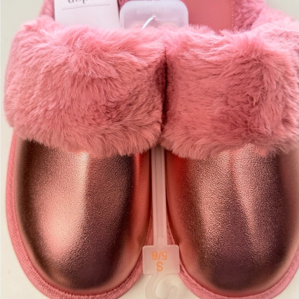 SLIPPERS Auden Plush Pink Slippers Size 5/6